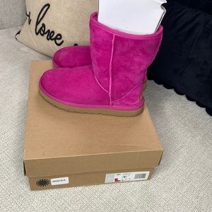 UGG W Classic Short size 6 in women Color pink.